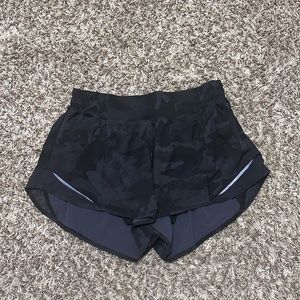 Lululemon Hotty Hot Low-Rise Lined short 2.5inch size 6